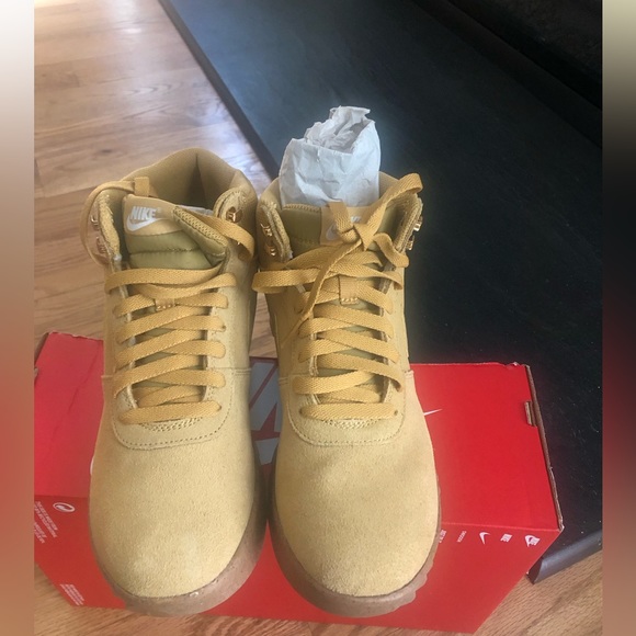 NEW Nike Hoodland Suede Men’s Hi Top Men’s  8 Haystack/Gum Light Brown - Picture 1 of 5